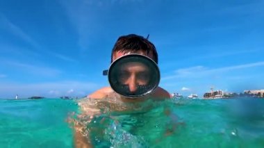 Gülümseyen adam bir maske içinde su altında dalış ve hava kabarcıkları Gopro Hero7 darbeler
