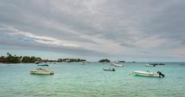 Bermuda, İrlanda Adası - Mar 14, 2019: Dalgalar üzerinde sallanan tekneler bol