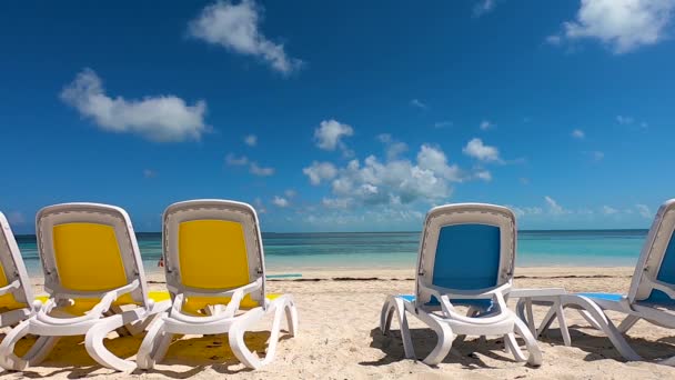 Τέλεια ημέρα στην ακτή του ωκεανού Coco Κέι τοπίο με ξαπλώστρες — Αρχείο Βίντεο