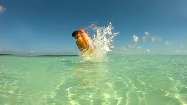 Man gör en sväng runt med stänk innan dykning GoPro Hero7 — Stockvideo