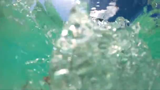 En mann dykker under vannet i en maske og blåser luftbobler, GoPro Hero7 – stockvideo