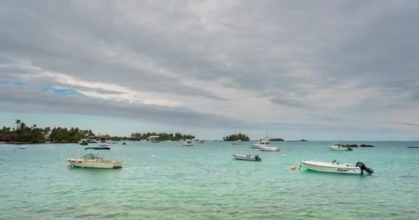 Bermuda, İrlanda Adası - Mar 14, 2019: Dalgalar üzerinde sallanan tekneler bol — Stok video