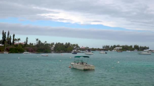 Bermuda, Írország sziget-Mar 14, 2019: hajók lengett a hullámok — Stock videók