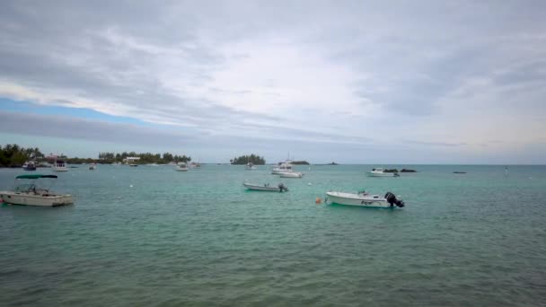 Bermuda, Ireland Island-Mar 14, 2019: massor av tomma båtar på vågorna — Stockvideo