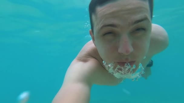 Mladý muž potápění pod vodou a dýchání Gopro Hero7 — Stock video