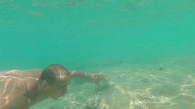 Genç adam Gopro Hero7 sualtında serbest dalıyor.