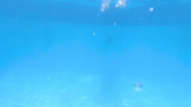 Genç adam serbest Gopro Hero7 dalışına atlıyor.