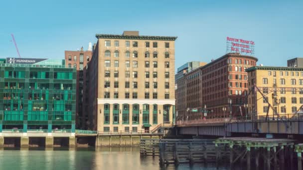 Boston, Massachusetts-Květen 28, 2019: landmarks Boston Wharf značka společnosti v Bostonu s Skyline — Stock video