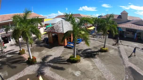 Basseterre, st. kitts nevis - 9.2.2019: Abendlandschaft mit Bergen und rauchigen Wolken darüber — Stockvideo