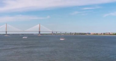 Charleston, Güney Karolina - Nis 19, 2019: Geçen tekneler ile Timelapse köprü