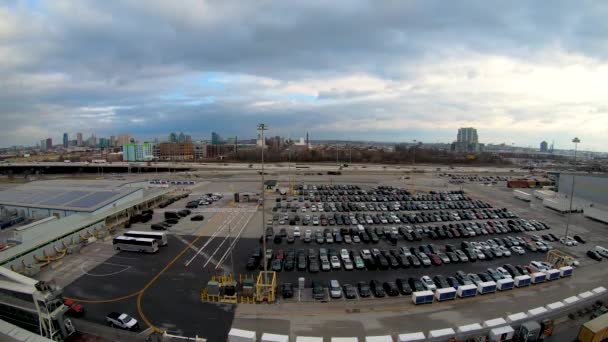 Baltimore, Maryland-mar 6, 2019: parking jest przytłoczony samochodów w pobliżu autostrady — Wideo stockowe