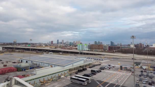 BALTIMORE, MARYLAND - MAR 6, 2019: Parking next to the highway timelapse — Stock Video