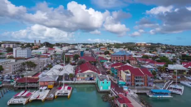 St. Jones, Antigua-Mar 11, 2019: timelapse van de stad vanaf de Pier met wolken en lichte daken — Stockvideo