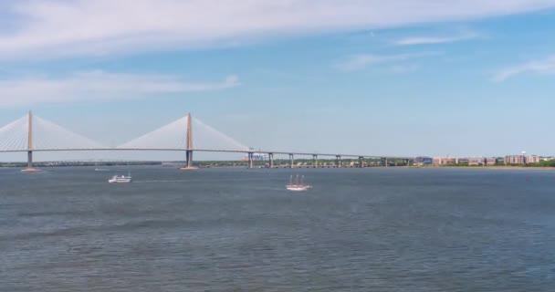 Чарлстон, Южная Каролина - 19 апреля 2019 года: Таймлэпс мост с проходящими мимо лодками — стоковое видео