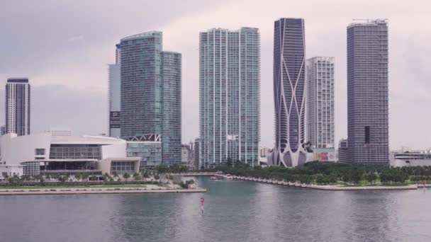 Miami, Florida - 6 Temmuz 2019: Downtown urban Miami cityscape gökdelenler ve hareketli tekneler — Stok video