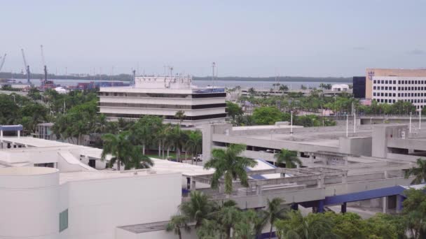 Port Miami, Florida-július 6, 2019: Miami kikötői rakomány ipari építészet és a Royal Caribbean Office — Stock videók