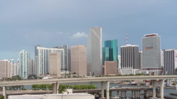 MIAMI, FLORIDA - JUL 6, 2019: Miami centro urbano paesaggio urbano e barche in movimento sotto il ponte — Video Stock