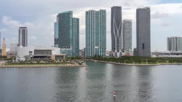 Miami, Florida-Červenec 6, 2019: městská architektura panoráma a pohybující se čluny v centru města Miami — Stock video