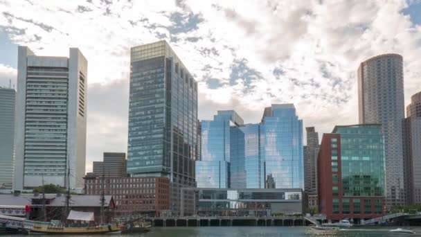 Boston, Massachusetts-Červenec 6, 2019: Bostonský městský stát a čluny na břehu — Stock video