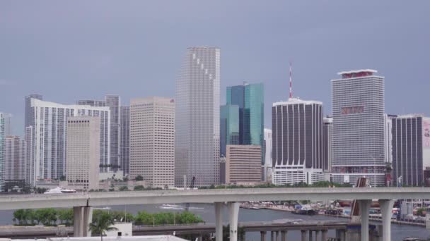 MIAMI, FLORIDA - 6 DE JUL DE 2019: Rascacielos urbanos del centro de Miami y puente — Vídeos de Stock