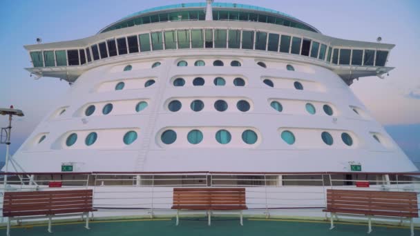 Front des Kreuzfahrtschiffes vom Hubschrauberlandeplatz - Sonnenuntergang im Ozean — Stockvideo