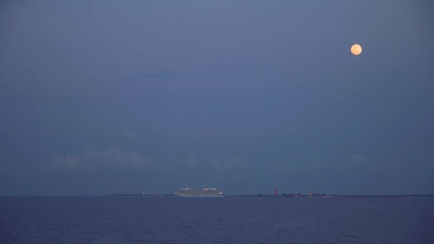 Crepuscolo sopra il giorno perfetto a Coco Cay Island, nave da crociera attraccata — Video Stock