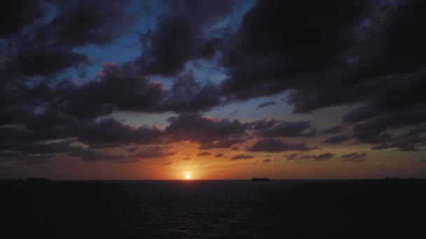 수평선상에 배들이 떠 있는 하늘과 바다의 물 — 비디오