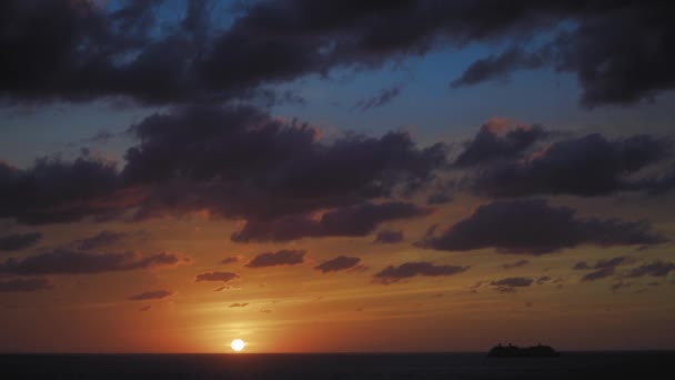 夕阳西下，海上海水，游轮在地平线上 — 图库视频影像