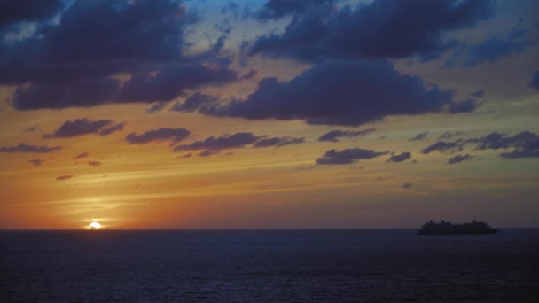 Soarele atinge linia orizontului - cerul și apa oceanului pe mare cu o navă de croazieră — Videoclip de stoc