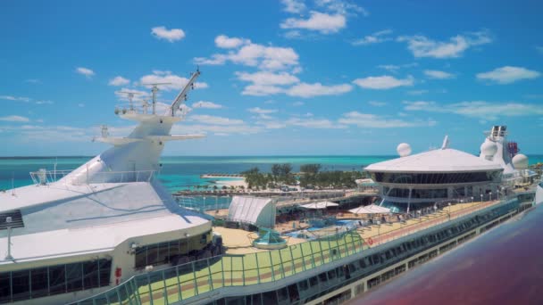 COCOCAY, Bahamas - 28.5.2020: Grandeur of the Seas Kreuzfahrtschiff legt auf der Insel Coco Cay an - Blick auf das Pooldeck — Stockvideo