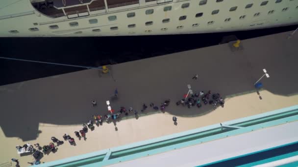 Cruiseschepen bemanningsleden op pier overdracht tussen twee vaartuigen — Stockvideo