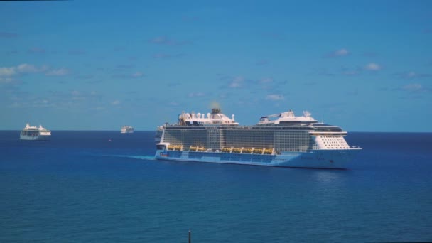 КОКОКАЙ, Багамские Острова - 5.28.2020: Гимн морского круизного судна плавает в море, на фоне судов — стоковое видео