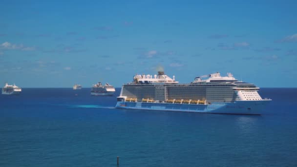 COCOCAY, Bahamas - 28.5.2020: Hymne der Meere Kreuzfahrtschiff fährt auf See, verankerte Schiffe — Stockvideo