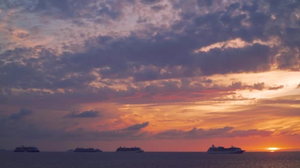 Zes cruiseschepen voor anker midden in de oceaan - zonsondergang — Stockvideo