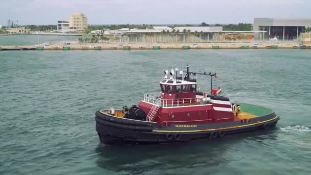 フロリダ州フォートローダーデール-6.1.2020年:フロリダのクルーズターミナルの隣の海でボートを係留 — ストック動画