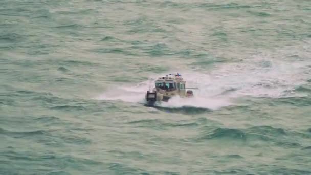 Fort Lauderdale, Florida - 6.1.2020: Xerife barco a motor navega no oceano com ondas altas na tempestade — Vídeo de Stock