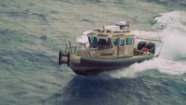 Fort Lauderdale, Florida - 6.1.2020: Barco a motor xerife no mar navega pelas ondas — Vídeo de Stock