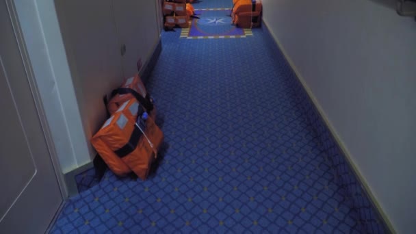 Життєві куртки в гостьовому коридорі державні кабіни на круїзному кораблі - буровий сигнал — стокове відео