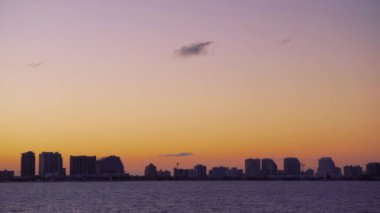 Florida 'daki ufukta gün batımı gökyüzü.
