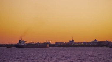 Kargo gemisi Fort Lauderdale kıyılarından geçiyor.