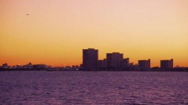 Gün batımında Florida kıyı şeridi renkli gökyüzünde uçakla