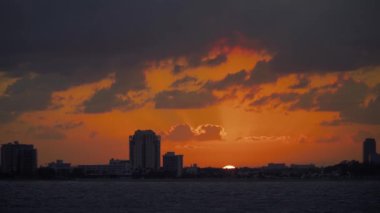 Fort Lauderdale, Florida 'dan günbatımı şehir manzarası