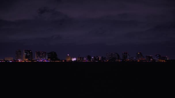 Νυχτερινή θέα της πόλης τοπίο από την πλευρά της θάλασσας με κτίρια στο Fort Lauderdale, Φλόριντα — Αρχείο Βίντεο