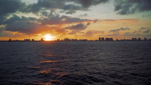 Zonsondergang boven de stad vanaf het water in Fort Lauderdale, Florida — Stockvideo