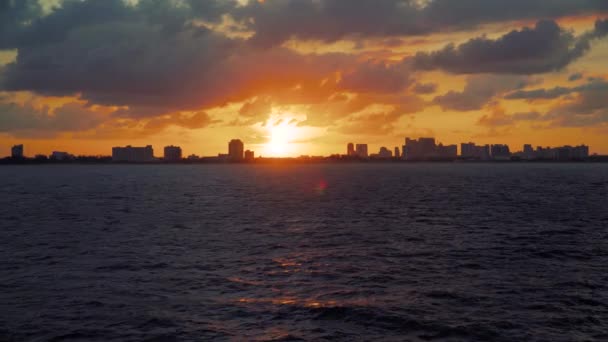 Zachód słońca nad miastem od strony morza w Fort Lauderdale na Florydzie — Wideo stockowe