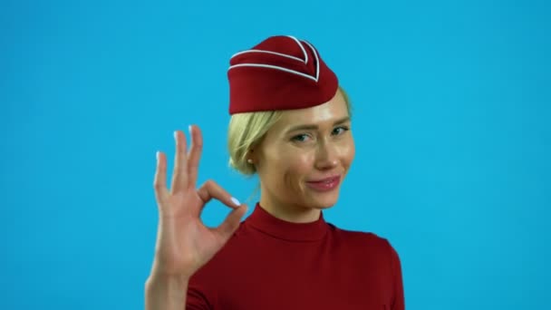 Die Stewardess zeigt, dass alles in Ordnung ist — Stockvideo