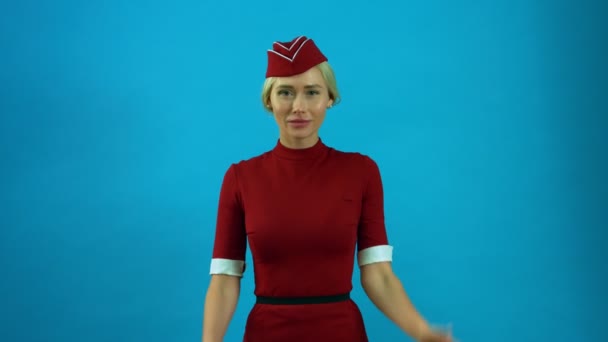 Stewardess zeigt Notausgang — Stockvideo