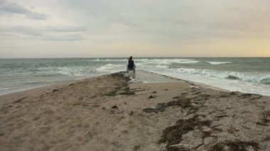 Engelli kişi güneşin denizde karşılayan