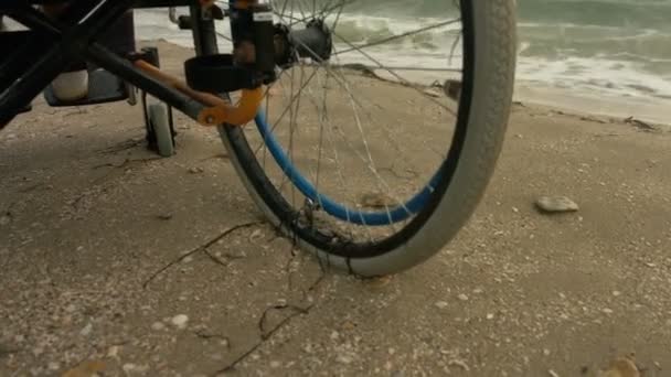 Una silla de ruedas se sienta al lado del mar — Vídeos de Stock