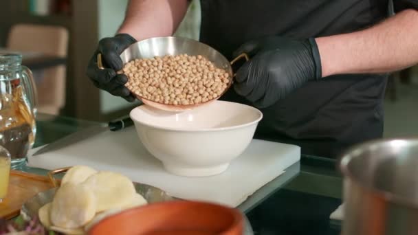 Lo chef prepara l'hummus — Video Stock